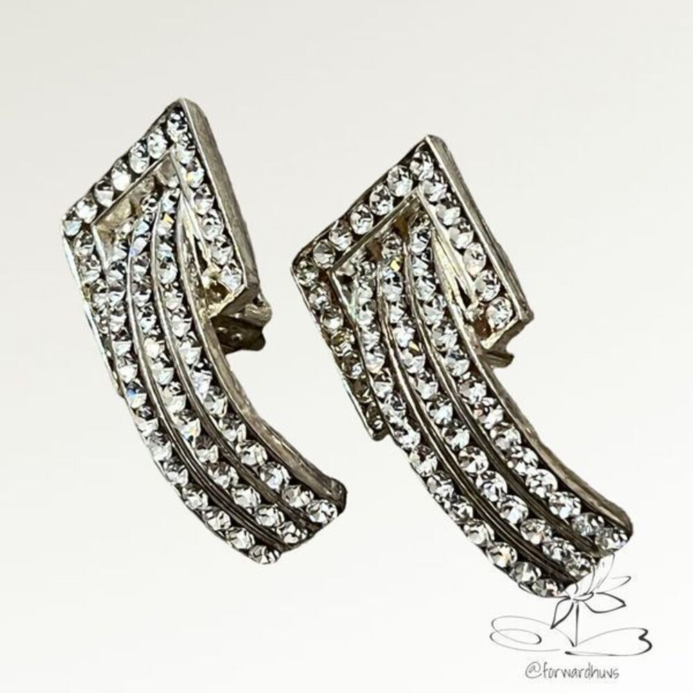 Vintage Glamour: Clip-On Rhinestone Elegance - READ